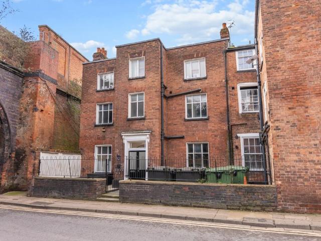 STUDENTS* Available 6 Rooms. 6 bed end of terrace house to rent £4,200 pcm £969 pw