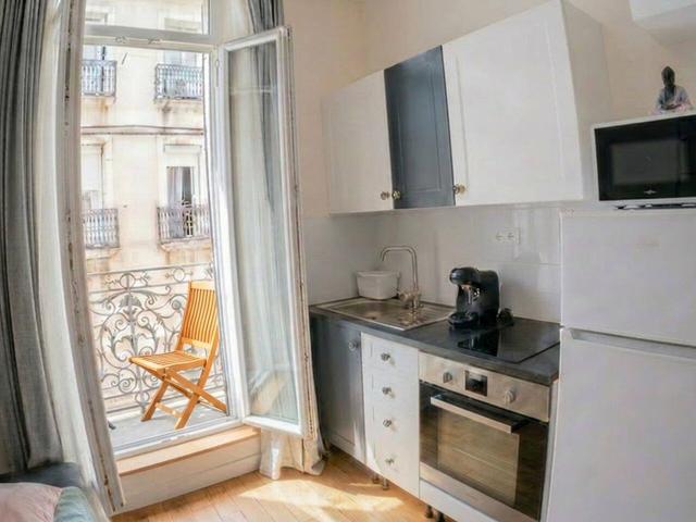 Studette meublée avec mezzanine et balcon – Sète