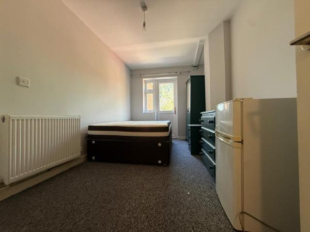 Studio | £1050PCM | 1 Aug