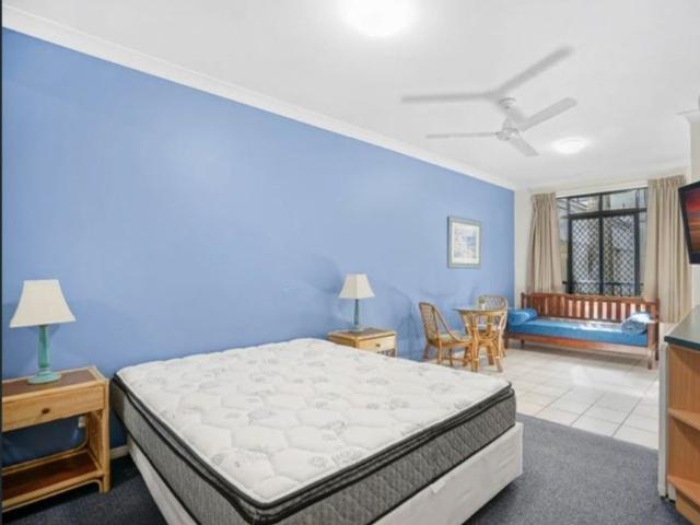 Studio 10 min walk to Esplanade, Electricity included