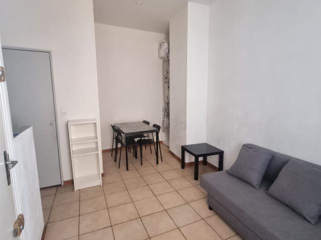 Studio 13002 Panier place de Lenche loué 16m² Marseille 2ème