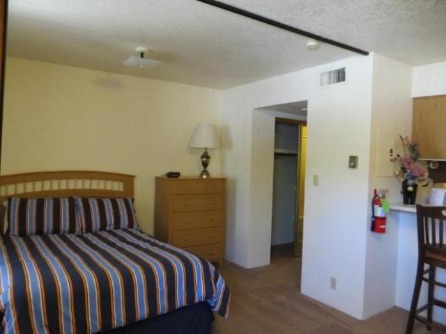 Studio, 1 bath, Apartment 4500 Aztec Ne