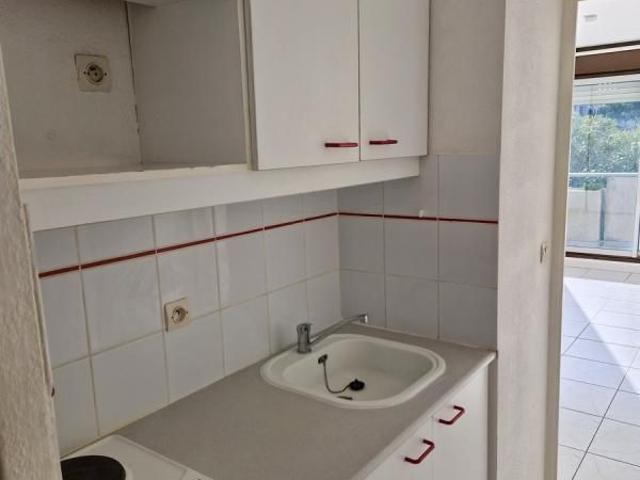 Studio 23.9 m², kitchenette équipée, avec balcon