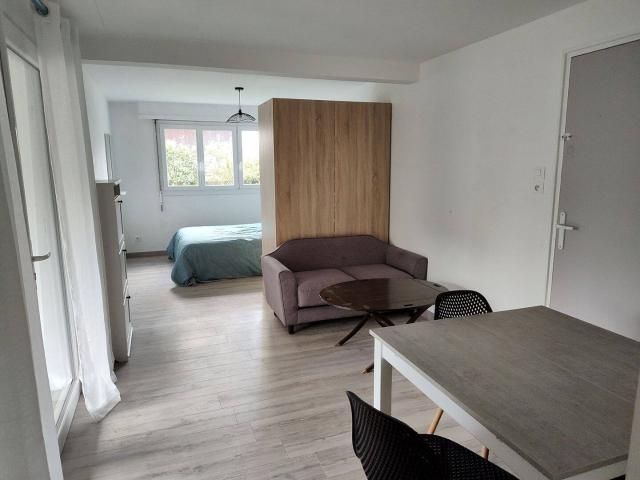 Studio: 25m2 + véranda 7m2 + espace rangement vélo 7.5m2 + jardin indépendant 70m2