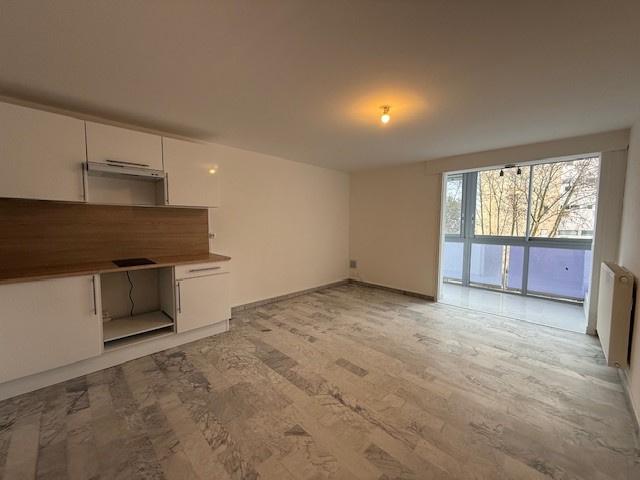 Studio 26.73 m² 1 pièce Hyères 535 € HAI* HYERES STUDIO REFAIT A NEUF de 26.73 m² + 4.78 m² de LOGGIA + CAVE de 5m²