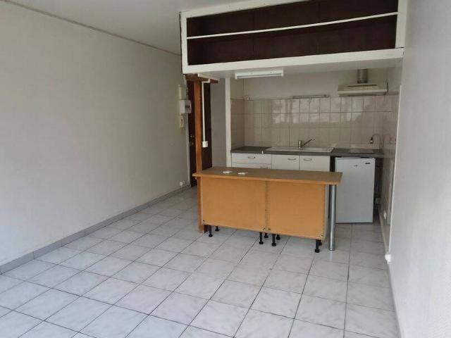 Studio 26 m² avec cave, charges incluses chauffage + eau, quartier de l'Almont, Melun, 630 CC
