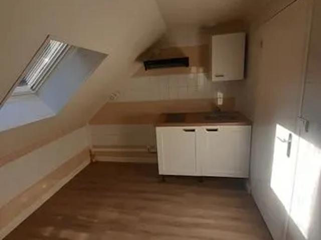 Studio 31m2 au sol. Proximité des facultés, droit, sciences, citadelle 300 m, centre ville. Hall d'entrée, cuisine ouverte sur un grand séjour lumineux, salle de douche avec WC