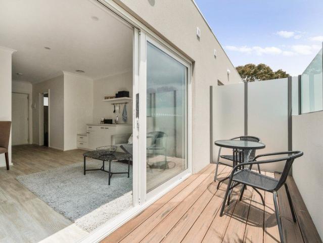 Studio 7 Apartment with Private Balcony  Close to local shops