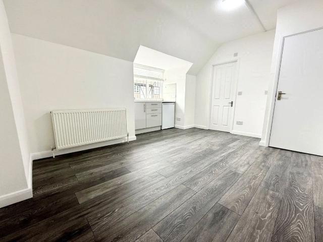 Studio 4, Petts Wood, London BR5, Studio to rent, £1,300 pcm | PrimeLocation