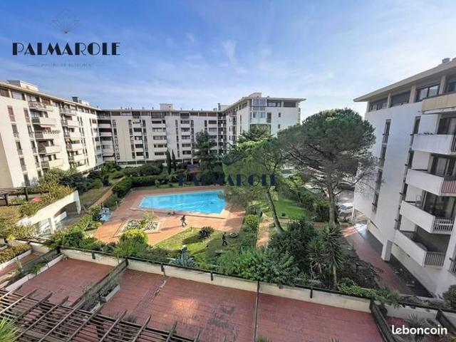 Studio 4 pièces 142 m²