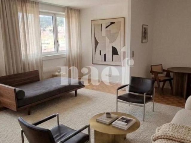 Studio 8e étage immeuble avec ascenseur