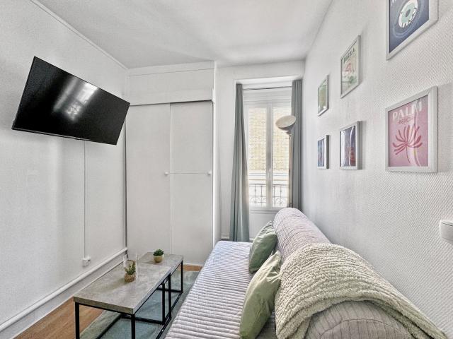 Studio Cozy 2P Facing Arc Triomphe