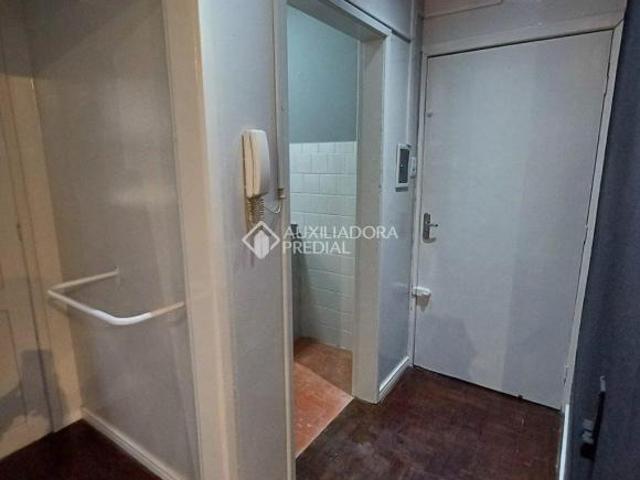 Studio com sacada e área de serviço