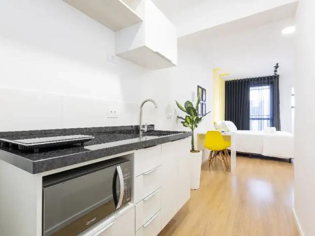 Studio com sacada para locação em Curitiba, até 2 pessoas, 30m²