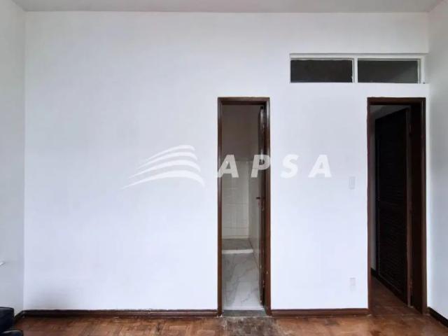 Studio com 35 m² composto por 1 quarto amplo, com um janelão com a vista para a bahia de todos santo