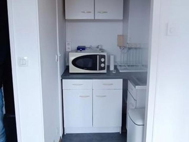 Studio composée d'une entrée, kitchenette salle d'eau et pièce à vivre. 1 place de parking. 1 cave