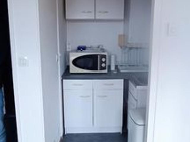Studio composée d'une entrée, kitchenette salle d'eau et pièce à vivre. 1 place de parking. 1 cave