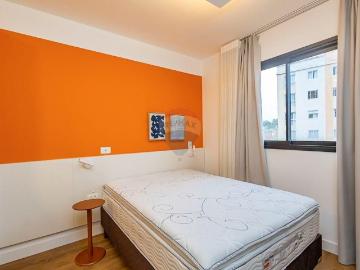 Studio completamente mobiliado para locação com 17,03m², 1 quarto e copa no Condomínio One House, no bairro Portão, em Curitiba/PR, por R$1.800,00