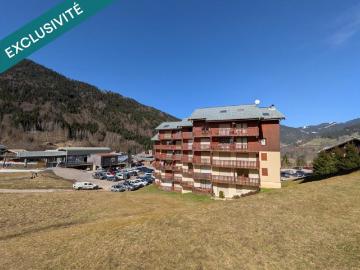 Studio cabine de 23m2 avec balcon exposé sud et casier à ski offrant une vue dégagée sur les alpages et montagnes environnantes