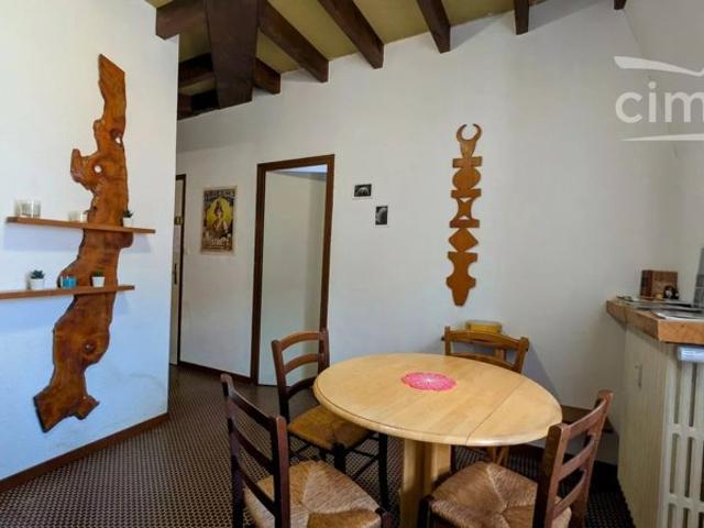 Studio centre village avec chambre séparée