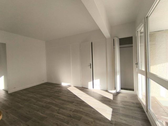Studio CHATOU 32 m2 + belle loggia + parking