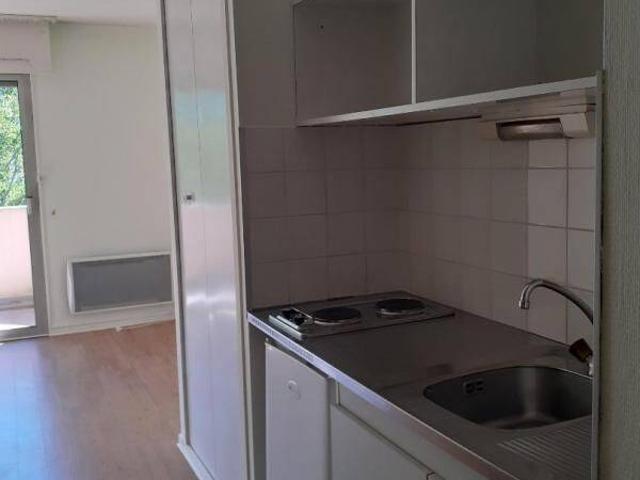 Studio climatisé avec balcon et stationnement privatif