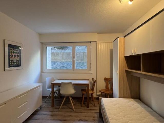 STUDIO À LOUER: ANNÉE