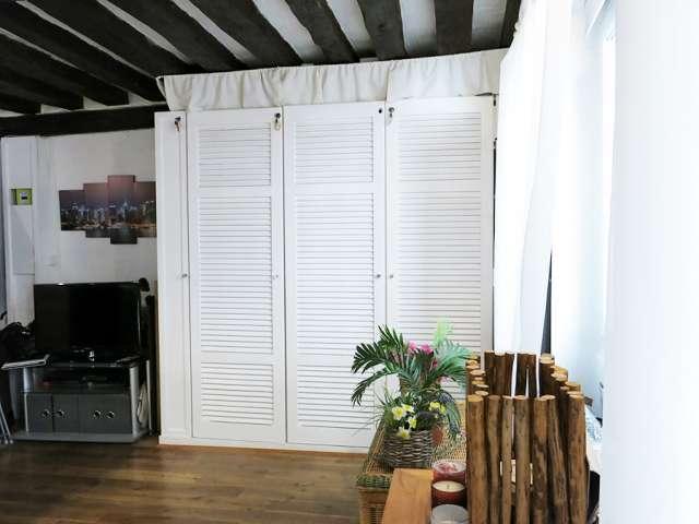 Studio à louer aux Enfants Rouges, Paris
