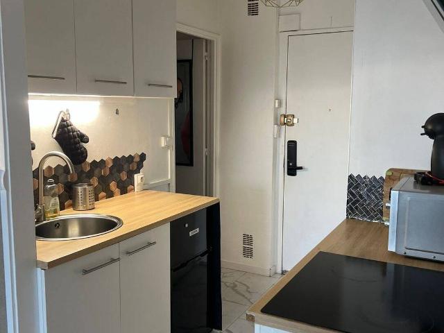 Studio à louer de 24 m2 avec balcon, refait à neuf!