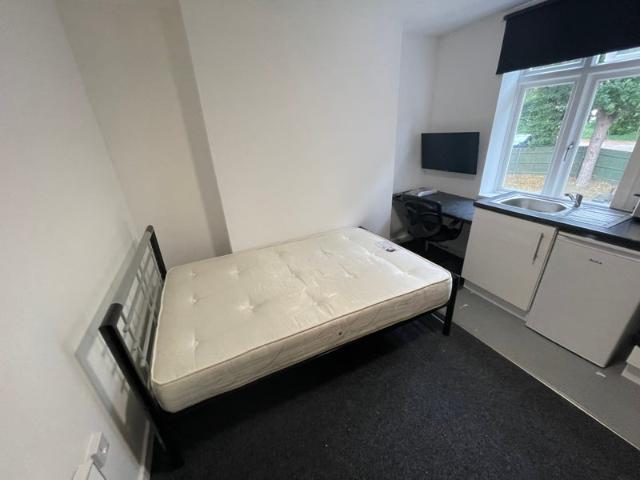 Studio all bills Inc 3 mins to UoL