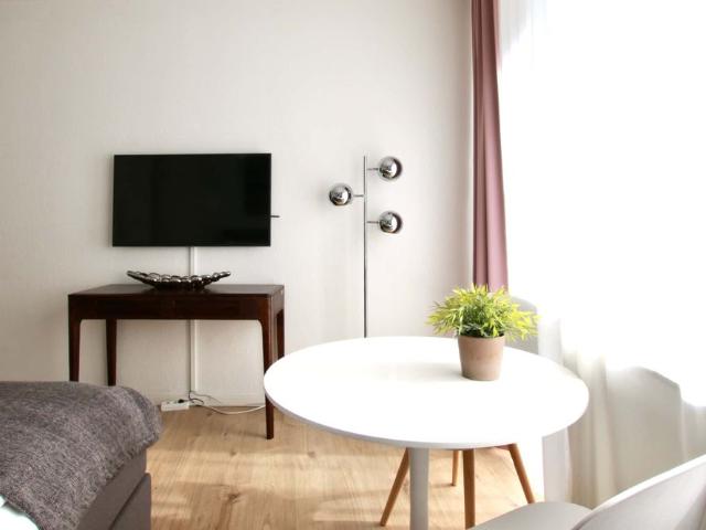 Studio Apartment mit Balkon am Barbarossaplatz Pan 3133