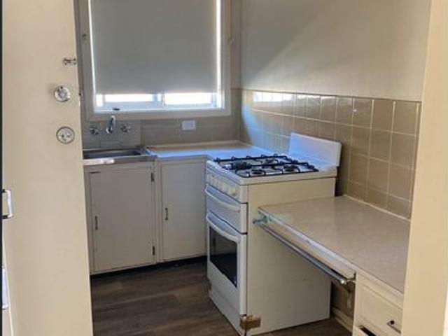 Studio apartment close to local shops, transport and a short drive to University of South Australia