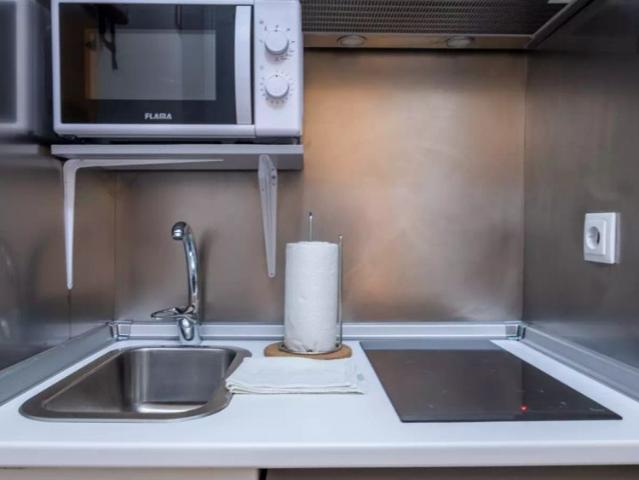 Studio apartment for rent near Miradouro de Santa Luzia in Santa Maria Maior