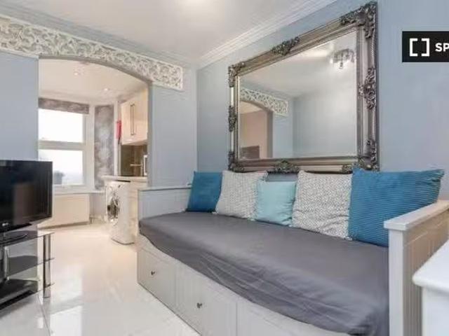 Studio Apartment for rent in Watford, London