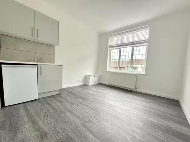 Studio apartment for rent in 11A Studio 2, Petts Wood, London.