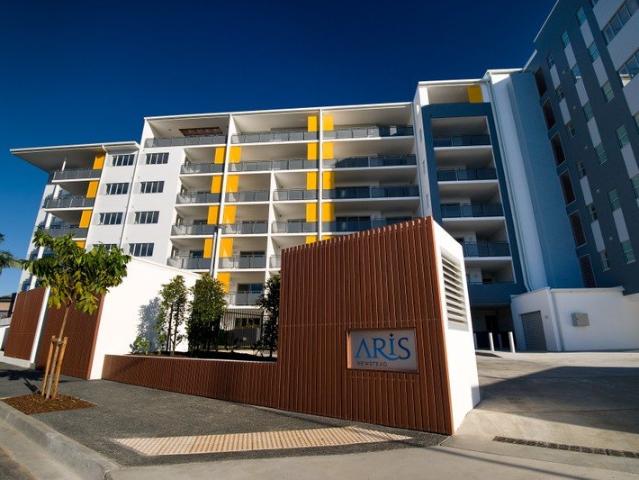UNDER APPLICATION Studio Apartment in Central Newstead with New Flooring