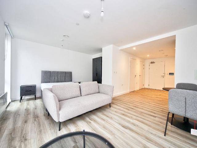 Studio Apartment In Chevette Court, Kimpton Road, Luton LU2, Studio to rent, £1,050 pcm | PrimeLocation