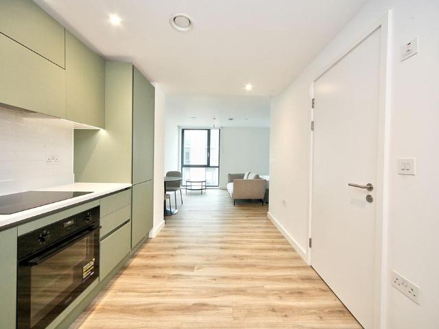 Studio Apartment in Viva Court. Studio to rent £1,050 pcm £242 pw