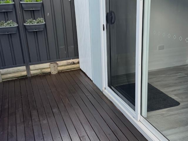 Studio apartment located in quiet Elderslie walking distance to Camden & local bike trac