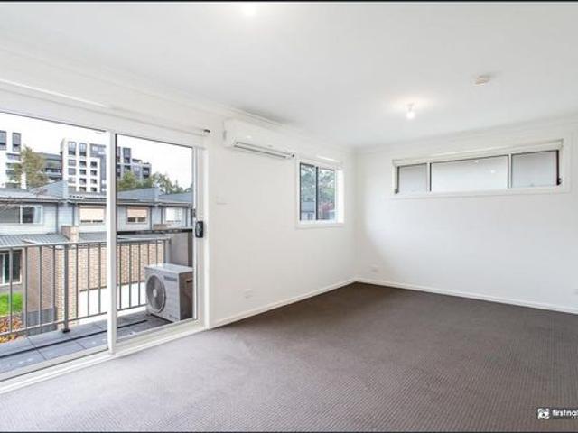 Studio Apartment Walking Distance to Train Station
