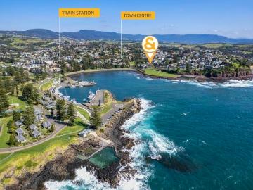 Studio Apartment with Harbour and Headland Views and with BONUS Balcony