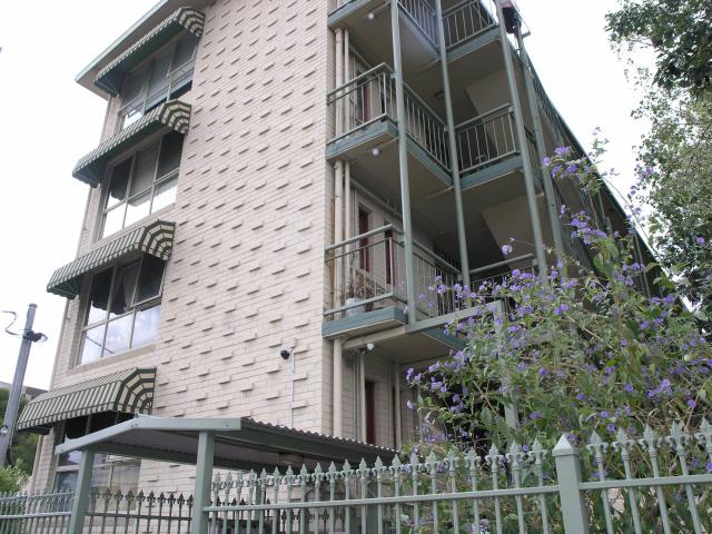 Studio Apartment with Secure Parking in Prime Inner City Location