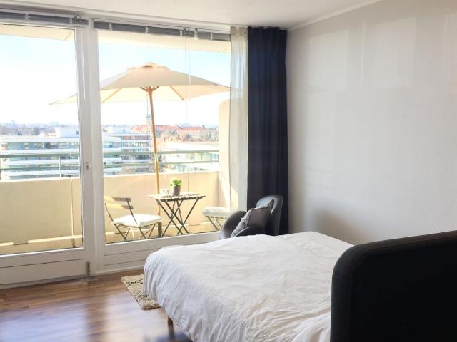 Studio apartment with swimming pool, sauna and parking space in Munich, Munchen Amsterdam Apartments for Rent