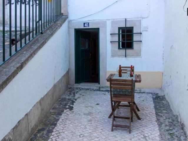 Studio apartment with patio for rent in Alfama