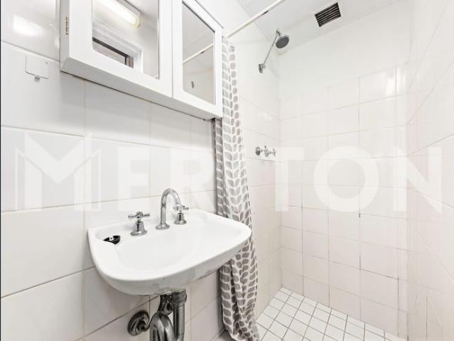 Studio Apartment with Parking & New Floorboards Throughout