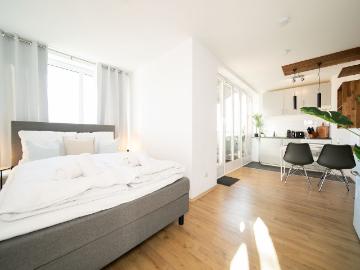 Studio Apartment | Zentral | Balkon | Messe | Küche | HBF in 7 Min, Neuss Amsterdam Apartments for Rent