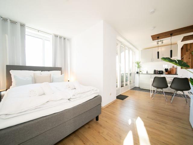 Studio Apartment | Zentral | Balkon | Messe | Küche | HBF in 7 Min, Neuss Amsterdam Apartments for Rent
