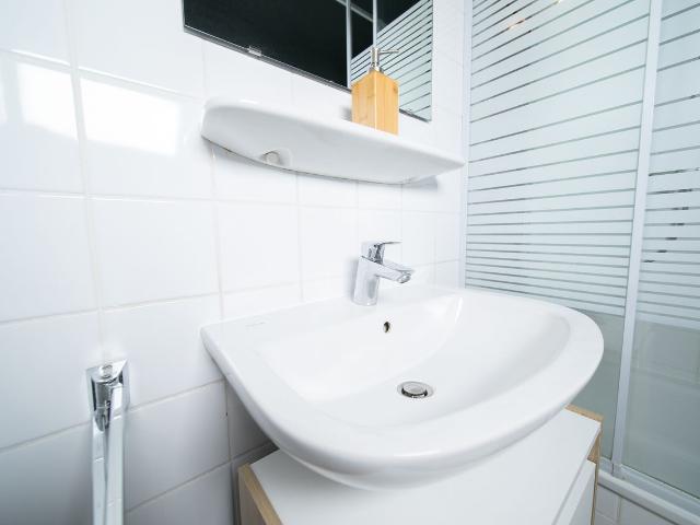 Studio Apartment | Zentral | Balkon | Messe | Küche | HBF in 7 Min, Neuss Amsterdam Apartments for Rent