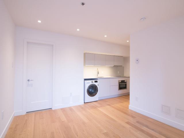 studio at 3455 Rue Aylmer Milton Park Montreal H2X 2B5