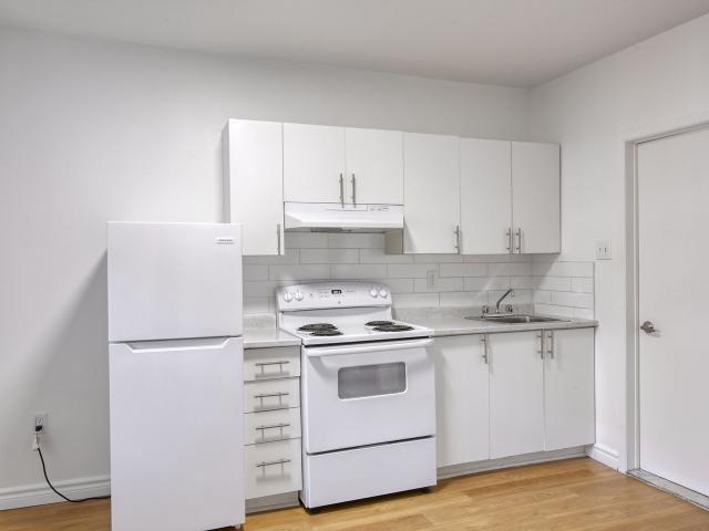 studio at 539 Prince Arthur west Milton Park Montreal H2X 1T6